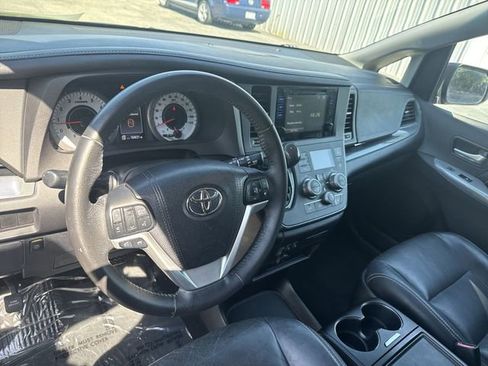 Used 2017 Toyota Sienna SE Premium FWD image 17