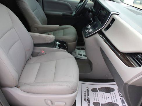 Used 2015 Toyota Sienna XLE FWD image 22