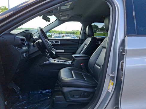 Used 2020 Ford Explorer XLT w/ Equipment Group 202A AWD/4WD image 15