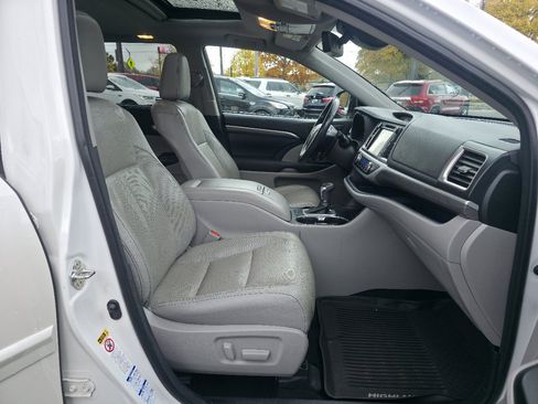 Used 2017 Toyota Highlander Limited image 23