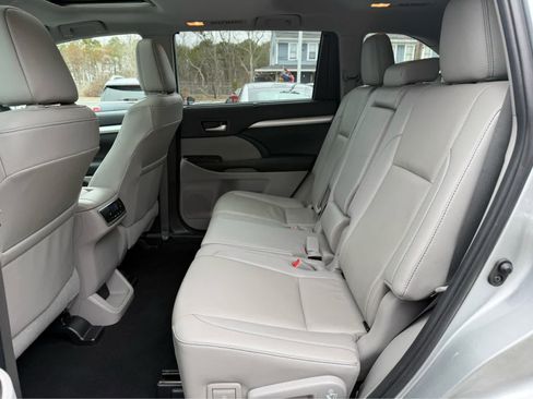 Used 2019 Toyota Highlander XLE AWD/4WD image 26