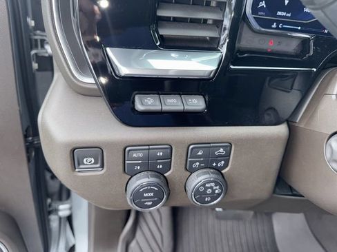 Certified 2025 Chevrolet Silverado 1500 LTZ AWD/4WD image 25