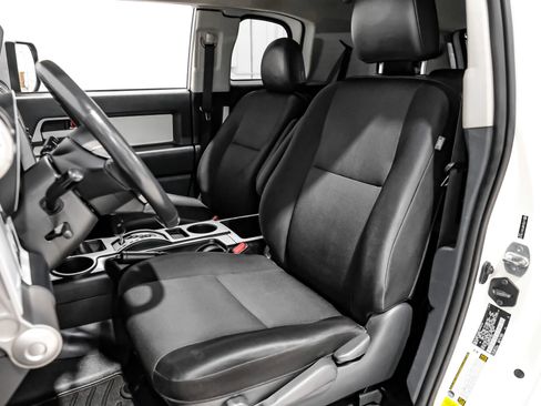 Used 2014 Toyota FJ Cruiser 4WD w/ Upgrade Package image 28