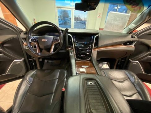 Used 2018 Cadillac Escalade ESV Luxury image 27