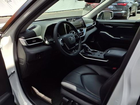 Certified 2024 Toyota Highlander XLE FWD image 16