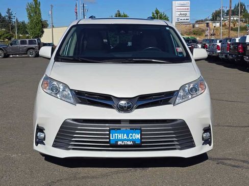 Used 2019 Toyota Sienna XLE w/ XLE Navigation Package AWD/4WD image 8