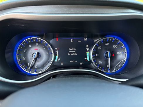 Used 2024 Chrysler Pacifica Touring-L image 27