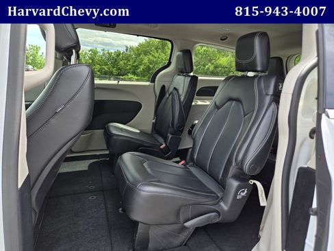 Used 2023 Chrysler Pacifica Touring-L FWD image 26