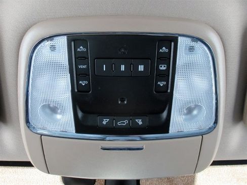 Used 2020 Jeep Grand Cherokee Overland w/ Interior Metal Package AWD/4WD image 38