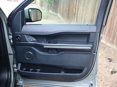 Used 2019 Ford Expedition XLT w/ Equipment Group 202A AWD/4WD image 28