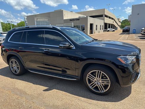 Used 2025 Mercedes-Benz GLS 450 4MATIC image 3