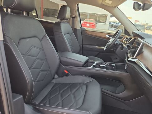 Used 2025 Volkswagen Atlas SE FWD image 30