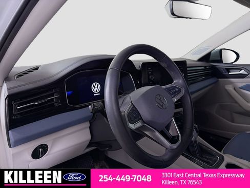 Used 2025 Volkswagen Jetta SE FWD image 10