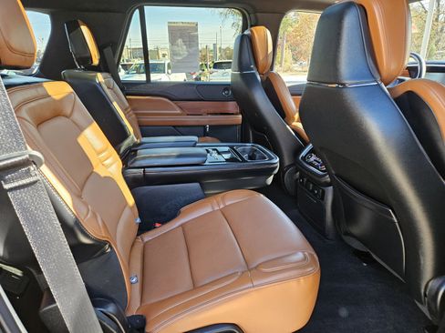 Used 2019 Lincoln Navigator Reserve image 18
