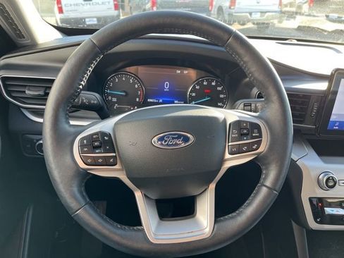 Used 2022 Ford Explorer XLT w/ Equipment Group 202A AWD/4WD image 36