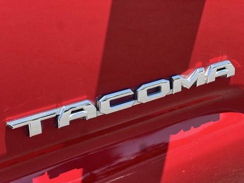 Used 2017 Toyota Tacoma TRD Sport AWD/4WD image 5