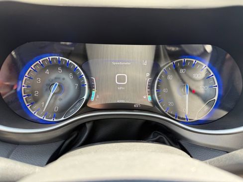 Used 2024 Chrysler Pacifica Touring-L FWD image 14