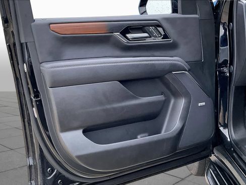 Used 2025 GMC Yukon XL Denali AWD/4WD image 19