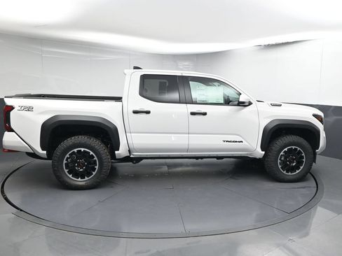 Used 2025 Toyota Tacoma TRD Off-Road AWD/4WD image 10