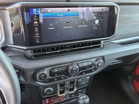 Used 2025 Jeep Wrangler Unlimited Rubicon image 16