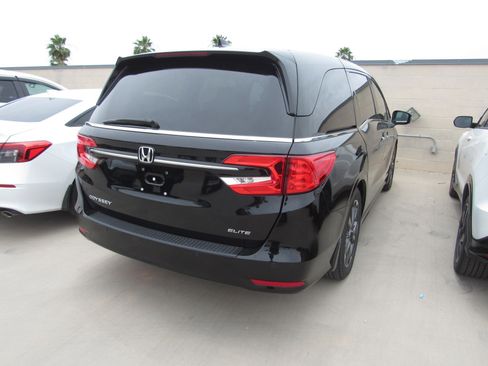 Used 2023 Honda Odyssey Elite image 3