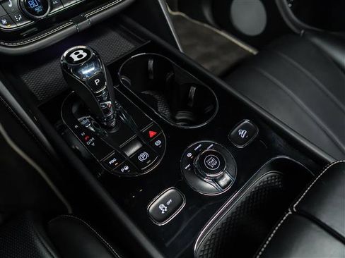 Used 2018 Bentley Bentayga image 25