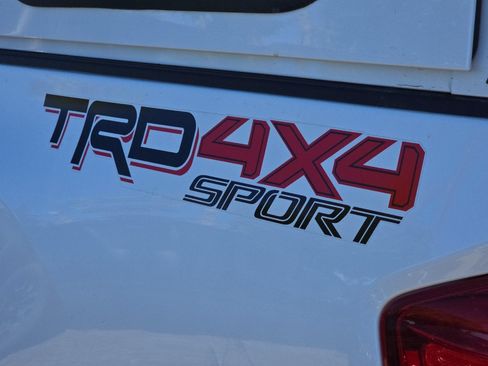 Used 2017 Toyota Tacoma TRD Sport AWD/4WD image 23