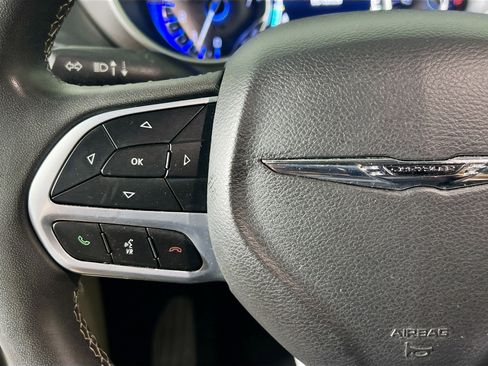 Used 2023 Chrysler Pacifica Touring-L image 18