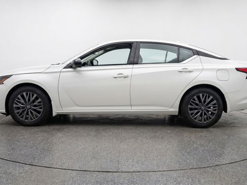 Used 2025 Nissan Altima 2.5 SV FWD image 3
