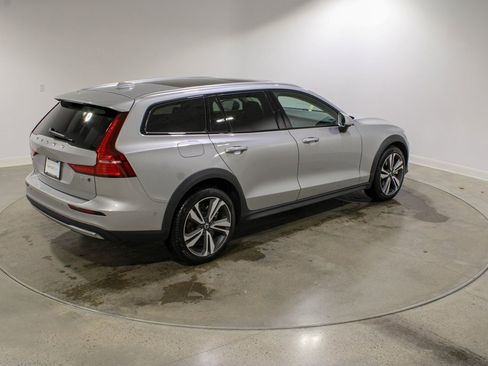 Used 2025 Volvo V60 B5 Cross Country Plus image 5