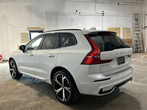 Certified 2023 Volvo XC60 B5 Ultimate w/ Climate Package image 4