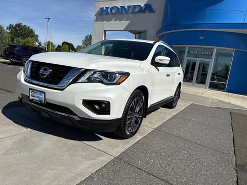 Used 2017 Nissan Pathfinder Platinum w/ Family Entertainment Package AWD/4WD image 14
