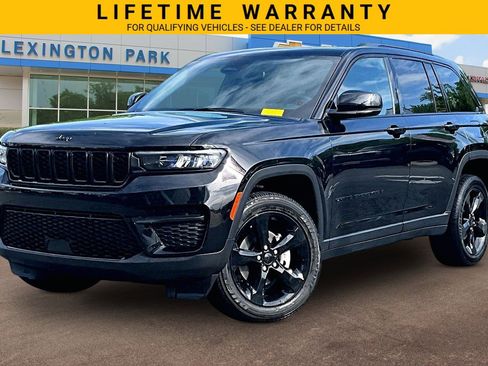 Used 2025 Jeep Grand Cherokee Altitude RWD image 2