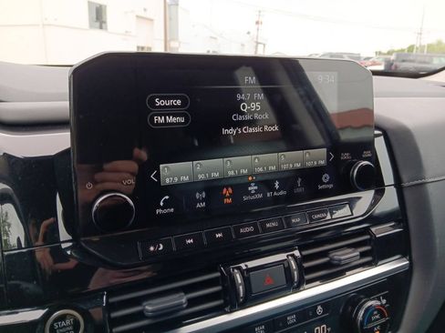 Used 2023 Nissan Pathfinder SL AWD/4WD image 21