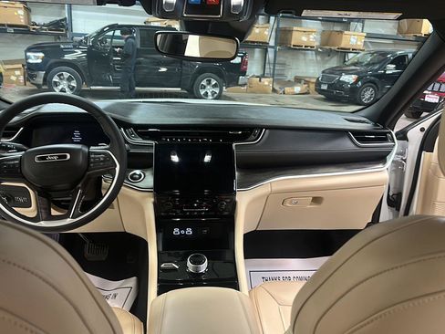Used 2023 Jeep Grand Cherokee Limited image 27