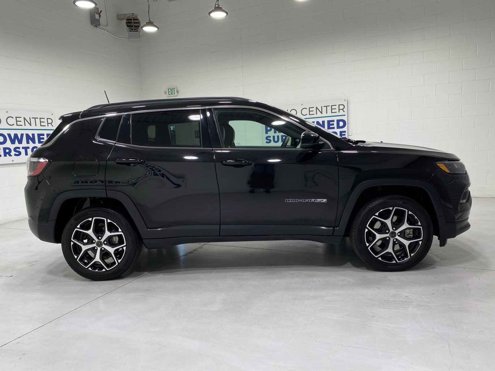 Used 2025 Jeep Compass Limited AWD/4WD image 9