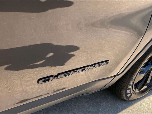 Used 2019 Jeep Cherokee Latitude Plus FWD image 10