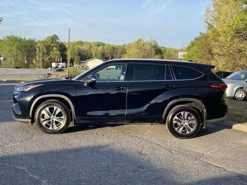 Used 2022 Toyota Highlander XLE image 2