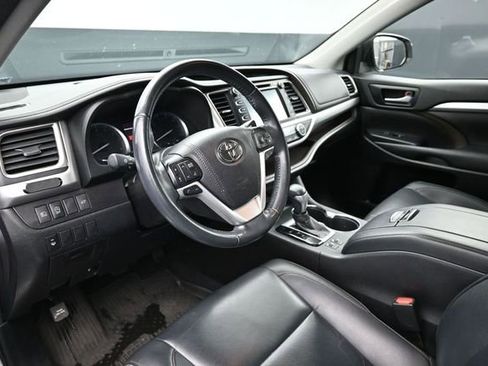 Used 2019 Toyota Highlander XLE AWD/4WD image 11