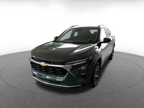 Used 2025 Chevrolet Trax LT w/ LT Convenience Package image 7