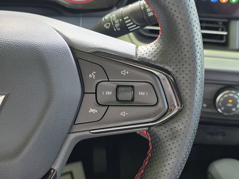 Used 2025 Chevrolet Trax RS w/ Sunroof Package FWD image 19