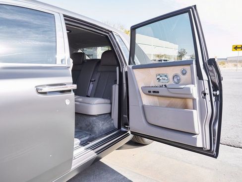 Used 2025 Rolls-Royce Phantom Sedan RWD image 32