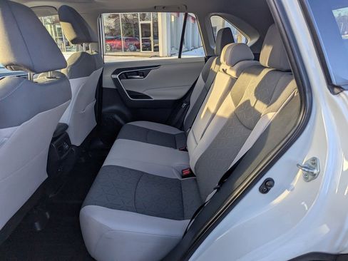 Used 2021 Toyota RAV4 XLE w/ Convenience Package image 18