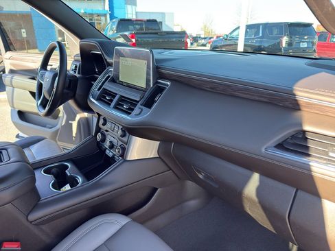 Used 2022 Chevrolet Suburban LT w/ Luxury Package image 34