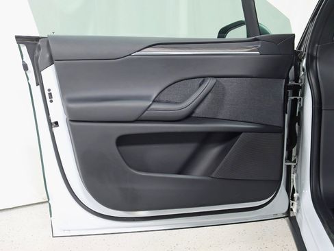 Used 2022 Tesla Model X image 36