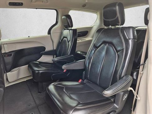 Used 2023 Chrysler Pacifica Touring-L FWD image 24