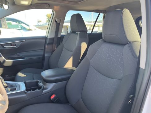 Used 2025 Toyota RAV4 XLE image 28