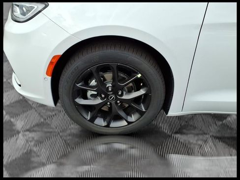 New 2026 Chrysler Pacifica Limited w/ Uconnect Theater Family Group image 11