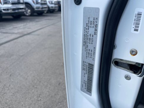 Used 2019 Chrysler 300 S image 31