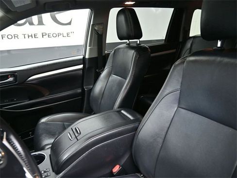 Used 2019 Toyota Highlander XLE image 16